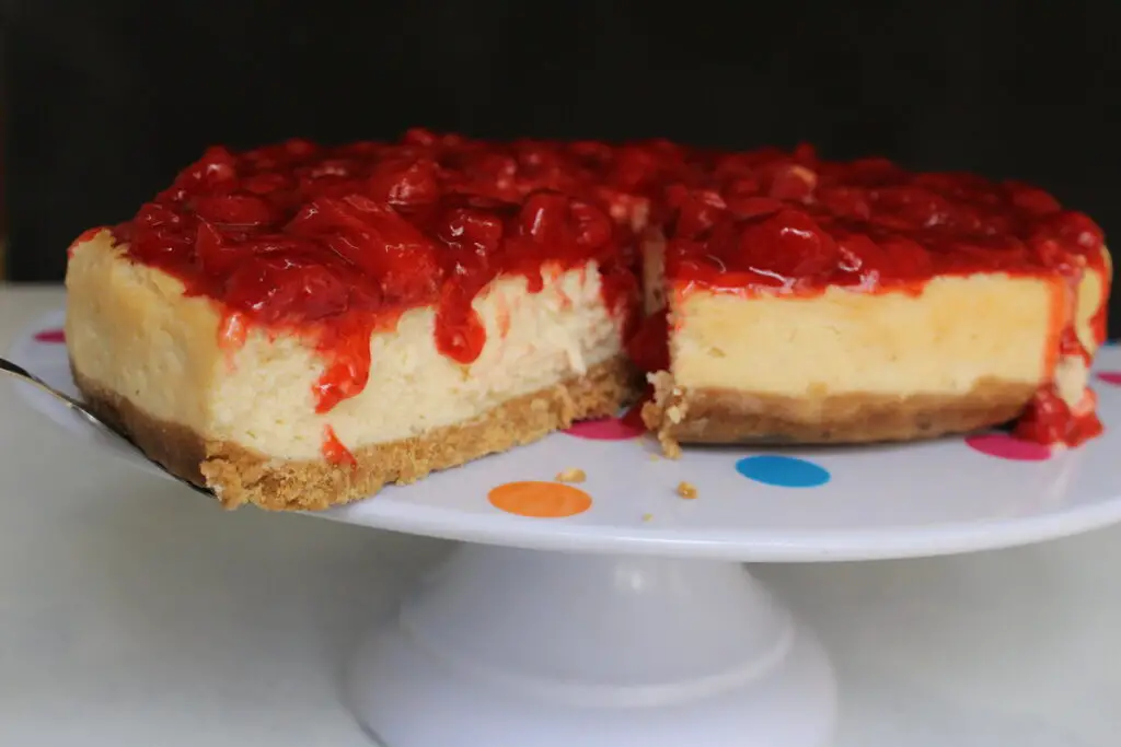 baked eggless strawberry cheesecake