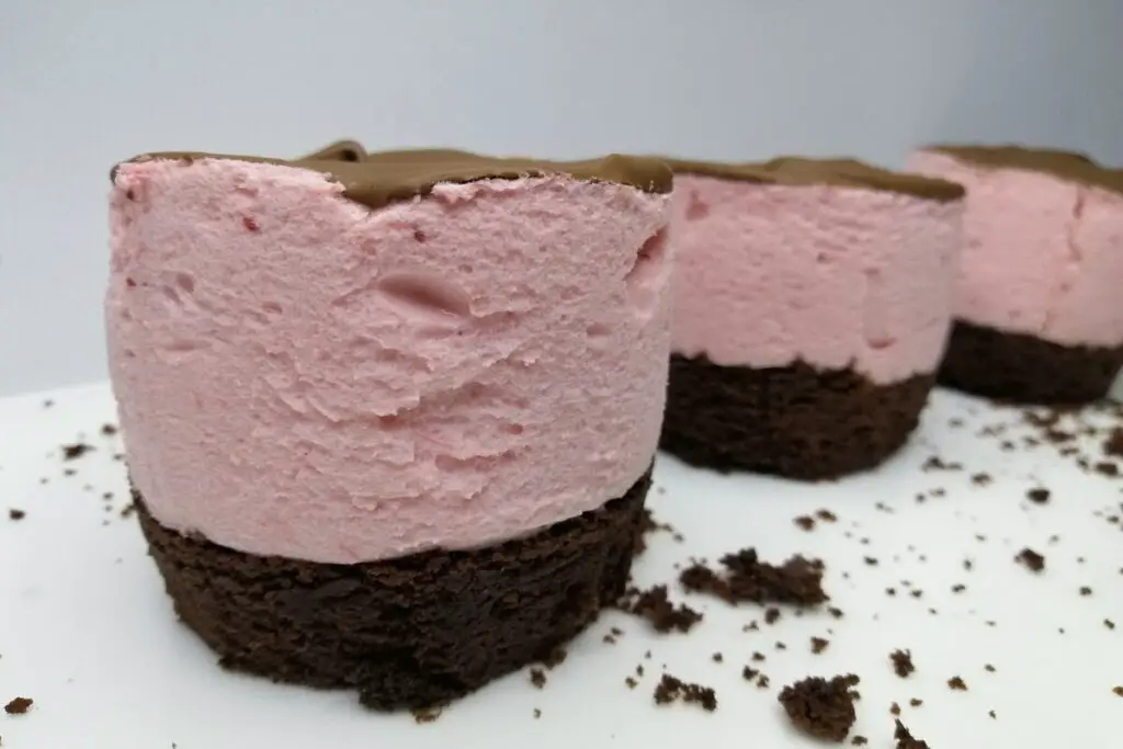 no bake strawberry white chocolate mousse cake