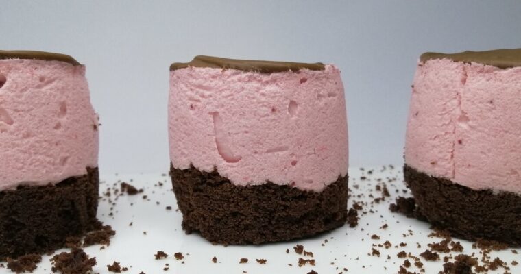 EASY EGGLESS STRAWBERRY CHOCOLATE MOUSSE CAKE