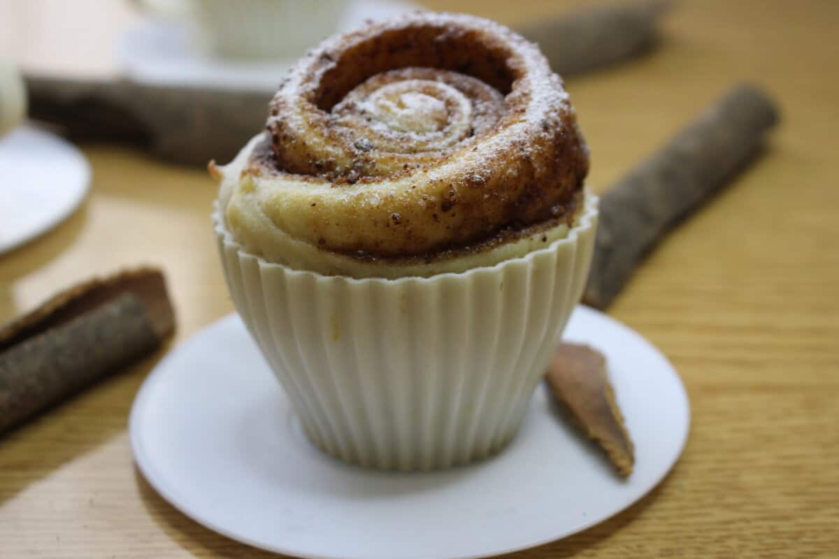 Easy Cinnamon Roll Cupcakes