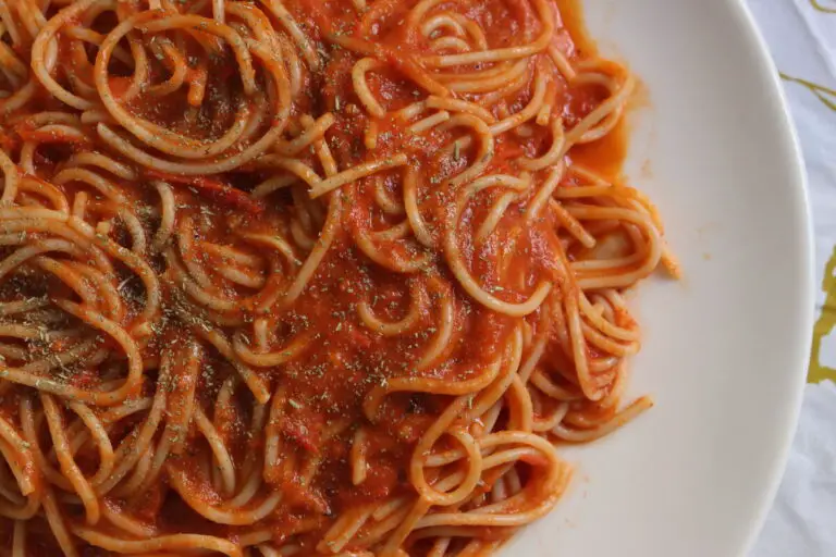 Spaghetti with tomato sauce